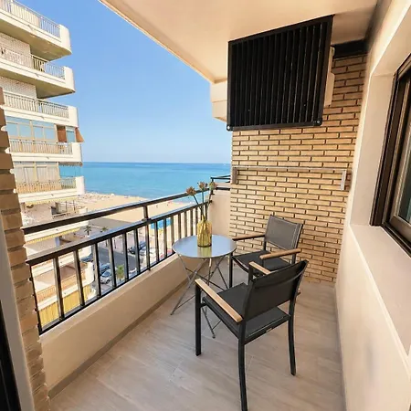 Con Terrazas Y Vistas Al Mar